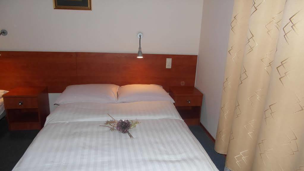 ורשה Hotel Julianow מראה חיצוני תמונה